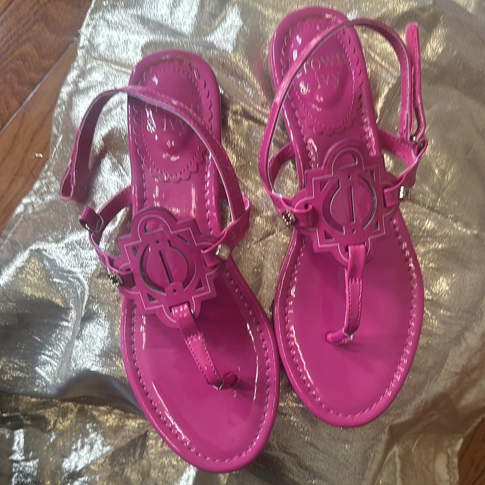 Crown & Ivy Pink Sandals with Glossy Finish Big Kids size 4 - Picture 2 of 9